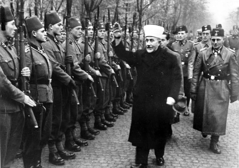 https://commons.wikimedia.org/wiki/File:Bundesarchiv_Bild_146-1980-036-05,_Amin_al_Husseini_bei_bosnischen_SS-Freiwilligen.jpg