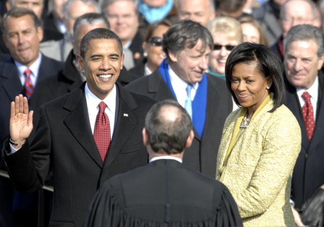 https://upload.wikimedia.org/wikipedia/commons/d/d7/US_President_Barack_Obama_taking_his_Oath_of_Office_-_2009Jan20.jpg