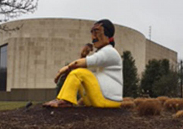http://media.nbcwashington.com/images/652*367/Leonard+Peltier+Statue+at+American+University.jpg