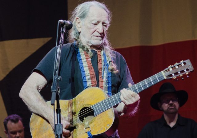 https://upload.wikimedia.org/wikipedia/commons/c/cb/Willie_Nelson_May_2012_-_9.jpg